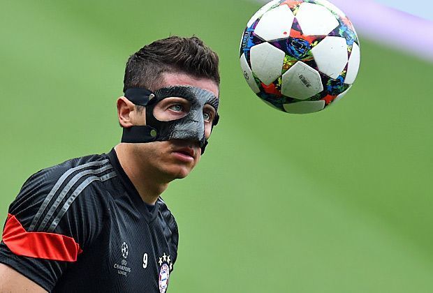 
                <strong>Robert Lewandowski</strong><br>
                Wie es scheint, wird Robert Lewandowski am Mittwoch in Barcelona spielen können. Der Bayern-Torjäger nutzt das Abschlusstraining im Camp Nou am Dienstagabend, um sich mit seiner Schutzmaske vertraut zu machen. ran.de hat genau hingeschaut...
              