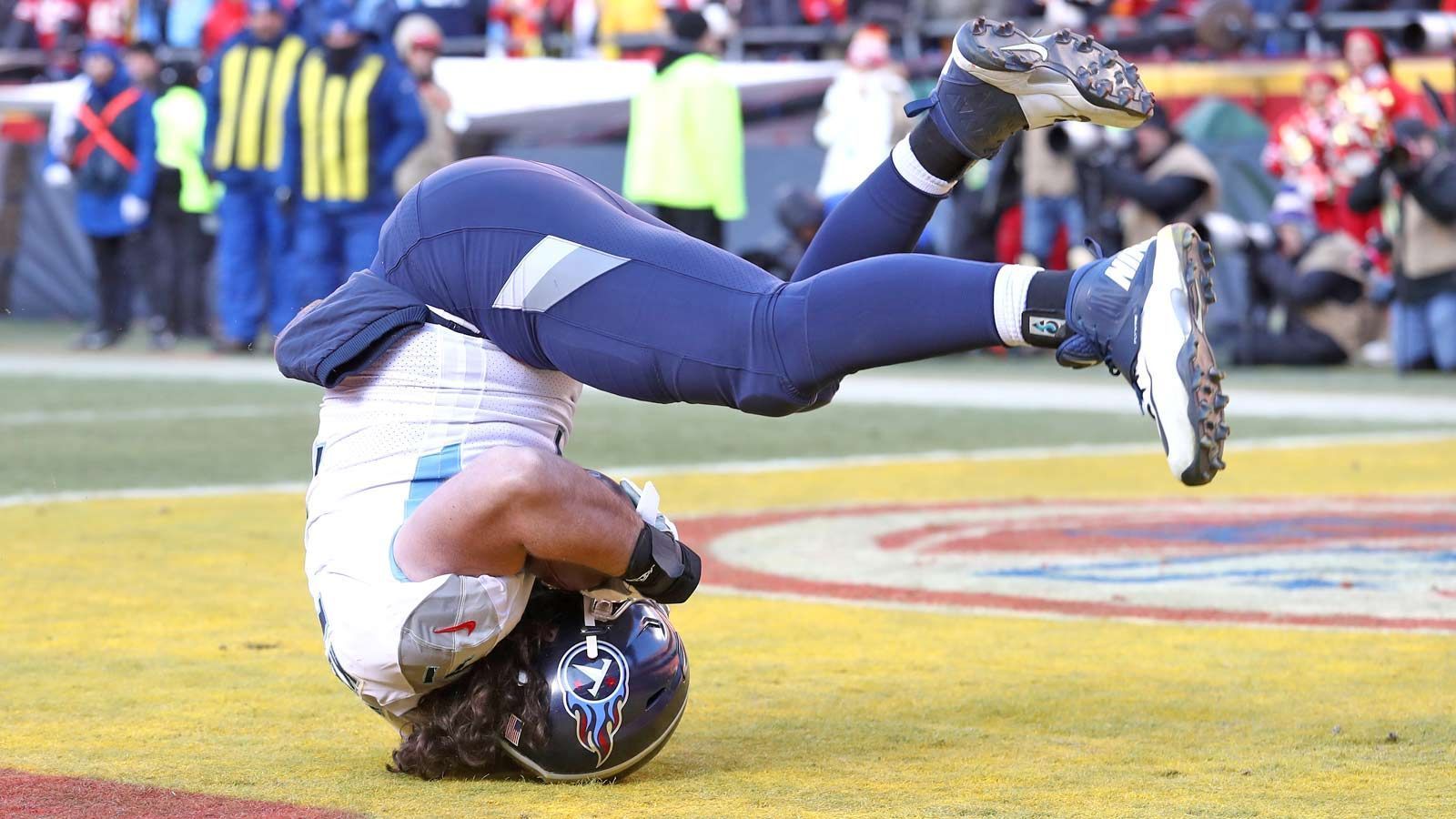 
                <strong>Playoffs: Schwergewicht Dennis Kelly fängt Touchdown-Pass</strong><br>
                Im Championship Game gegen die Kansas City Chiefs haben die Tennessee Titans tief in die Trickkiste gegriffen: Statt bei einem Yard vor der Endzone Running Back Derrick Henry den Ball zu geben, entschied sich das Team für einen Pass zum sträflich allein gelassenen Dennis Kelly. Da der Offensive Tackle für den Spielzug als Passempfänger aufgestellt wurde, zählte der Touchdown. So hat der 30-Jährige mit seinen 145 Kilogramm einen NFL-Rekord aufgestellt: Er ist nun der schwerste Spieler, der jemals einen Playoff-Touchdown gefangen hat. 
              