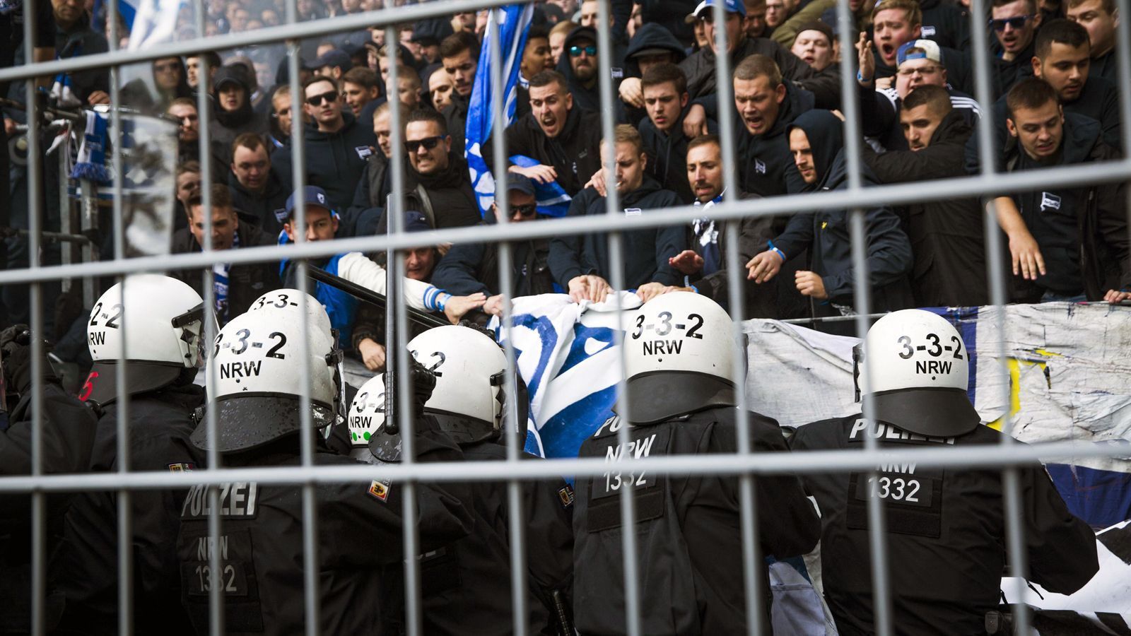 
                <strong>Ausschreitung im Hertha-Block bei Auswärtsspiel in Dortmund</strong><br>
                ...  bzw. die Flagge am Fanblock entfernt - daraufhin eskaliert die Situation komplett.
              