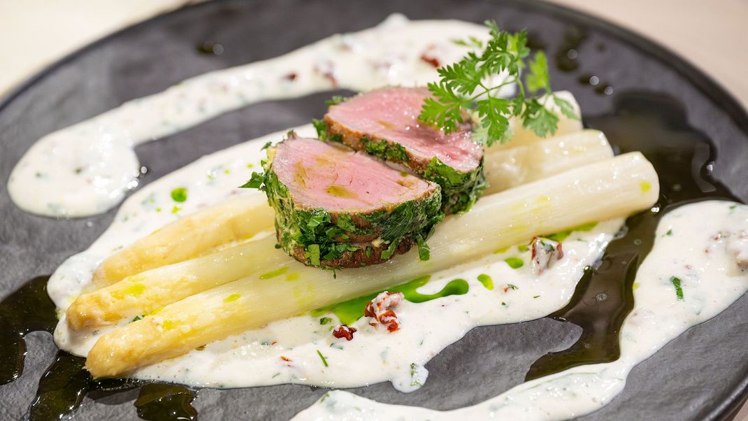 Rosa gebratenes Kalbsfilet im Kräutermantel mit weißem Spargel, Ricotta-Weißweinsauce und Dörrtomaten.