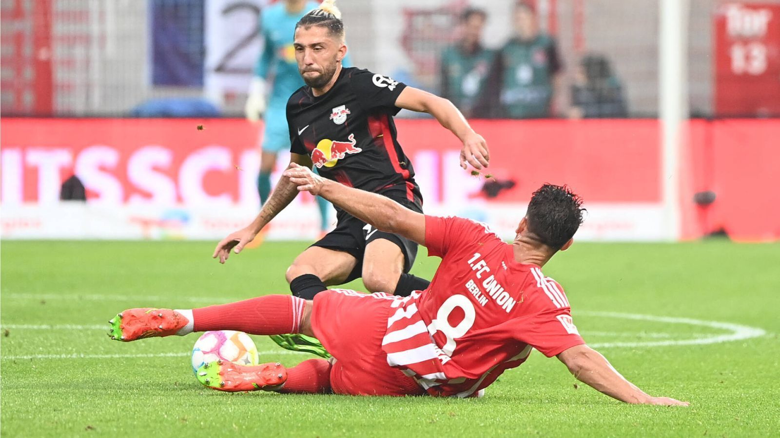 
                <strong>Mittelfeld: Rani Khedira (1. FC Union Berlin)</strong><br>
                Was man über Kramer sagen konnte, kann man auch eigentlich auch eins-zu-eins über Rani Khedira berichten. Der Mittelfeld-Motor von Union Berlin hatte gegen RB Leipzig das Messer zwischen den Zähnen und das ließ er die Leipziger wissen. Der Bruder von Weltmeister Sami gewann gefühlt alle seine Zweikämpfe gegen Konrad Laimer, Kevin Kampl und Dani Olmo und nahm ihnen so den Spaß am Fußball. Ein wichtiger Faktor, um gegen Leipzig zu bestehen.
              