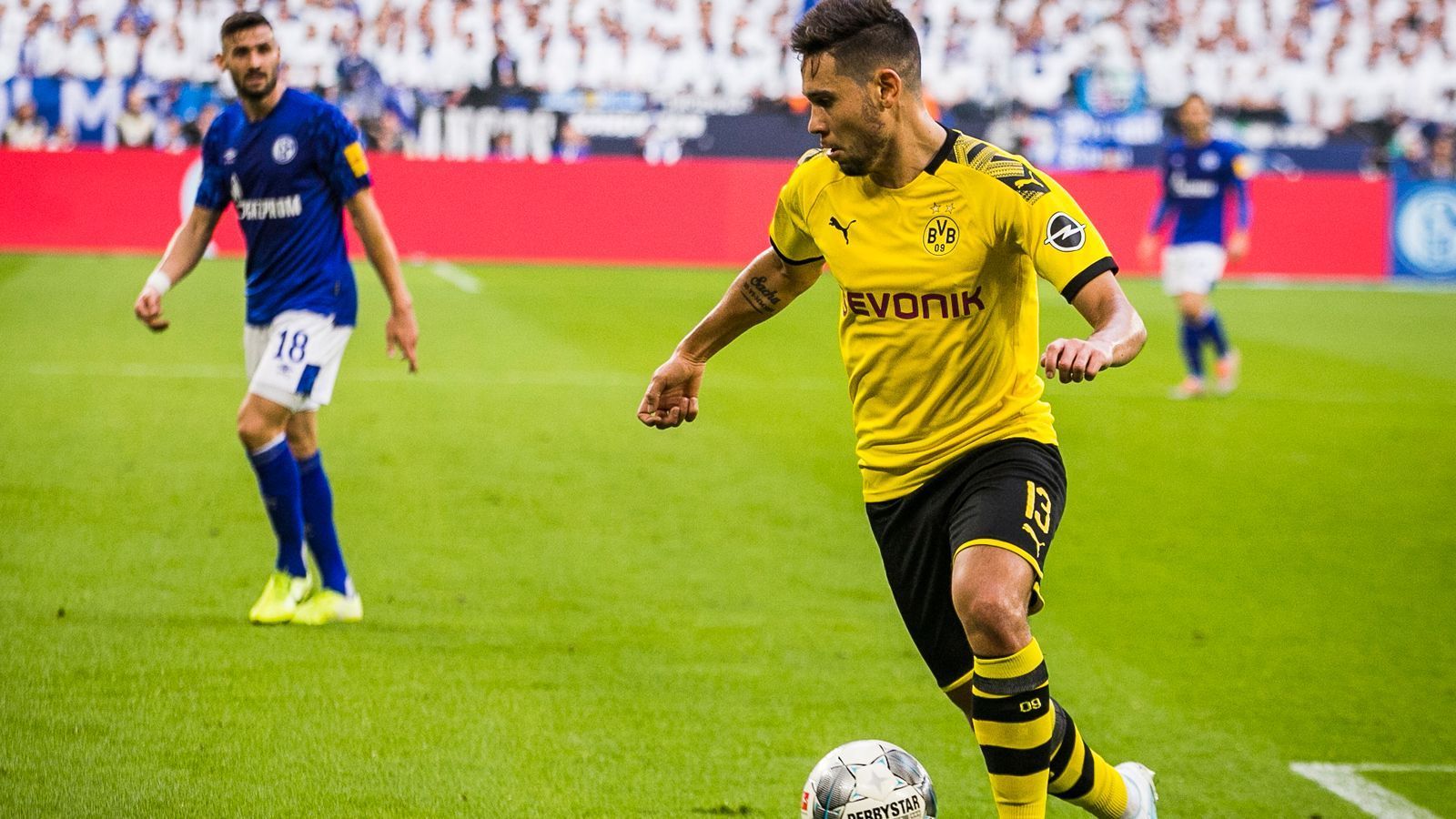 
                <strong>Raphael Guerreiro (Borussia Dortmund)</strong><br>
                Bleibt auf rechts zu oft blass, spielt seine Schnelligkeit viel zu selten gewinnbringend aus. Kann sich und seine Mitspieler deshalb kaum in Szene setzen, geschweige denn für gefährliche Situationen sorgen. ran.de-Note: 4
              