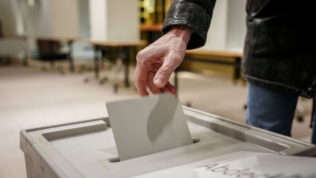 Heute findet die vorgezogene Wahl zum 21. Deutschen Bundestag statt. Seit 8:00 Uhr können Wähler:innen ihre Stimme abgeben.