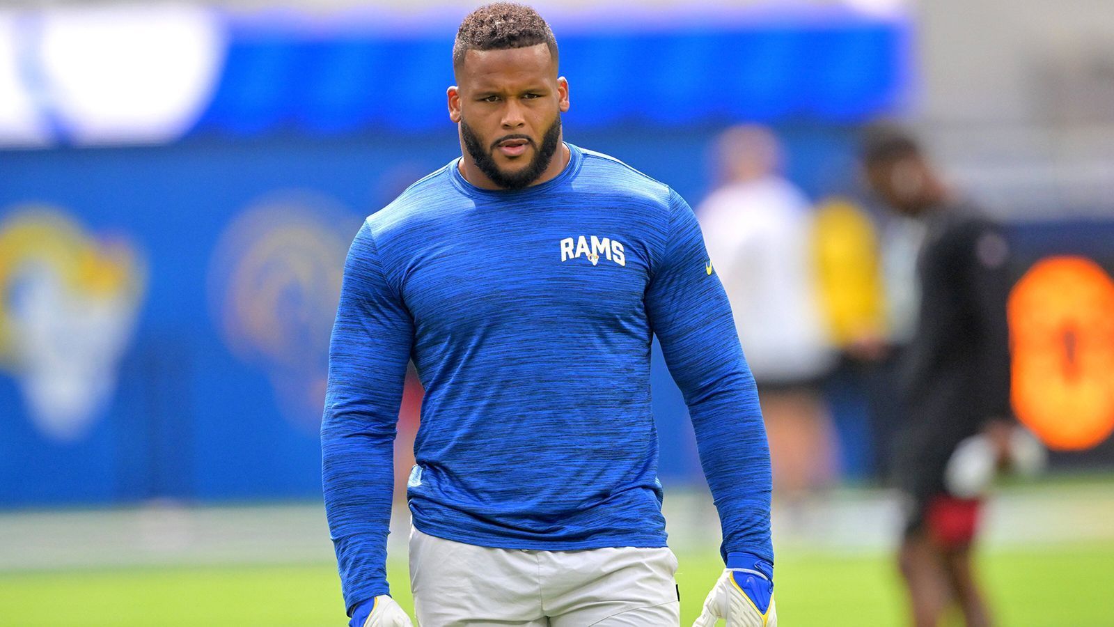 
                <strong>Los Angeles Rams</strong><br>
                &#x2022; <strong>Name:</strong> Aaron Donald<br>&#x2022; <strong>Position:</strong> Defensive Tackle<br>&#x2022; <strong>Stats 2022:</strong> 49 Total Tackles, fünf Sacks, einen Forced Fumble (verletzungsbedingt nur elf Spiele)<br>
              