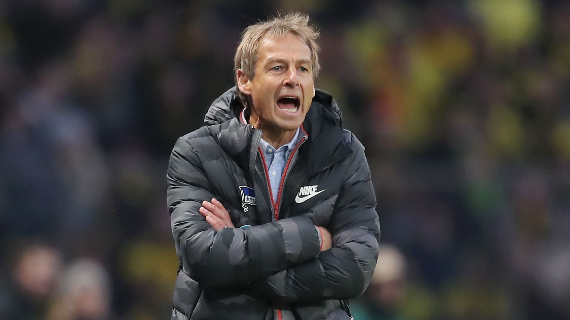 
                <strong>Doppelschlag für Klinsmann</strong><br>
                Und es kommt doppelt bitter: In der 17. Minute trifft der BVB zum 2:0 durch Thorgan Hazard. Der Fehlstart ist perfekt.
              