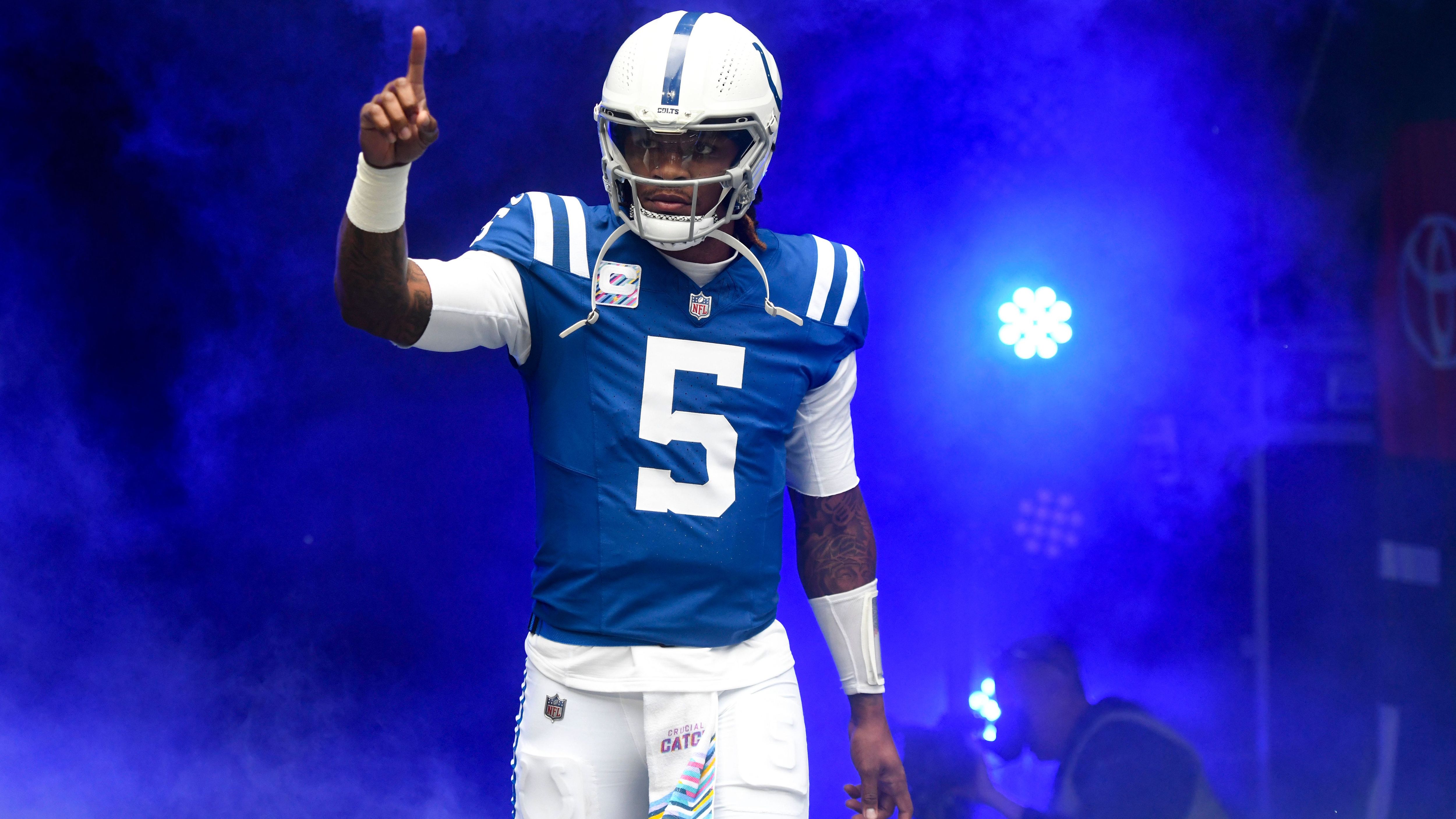 <strong>Platz 25: Indianapolis Colts<br></strong>Auf dem Papier veränderte sich die Colts-Offensive kaum. Einzig Rookie Tyler Warren sorgt für einen neuen Impuls. Die Offensive Line ist ordentlich, Jonathan Taylor zählt zu den besten Running Backs der Liga. Auch die Receiver bringen spannende Skill-Sets mit. All das ist allerdings hinfällig, wenn die Entwicklung von Quarterback Anthony Richardson weiter stagniert.