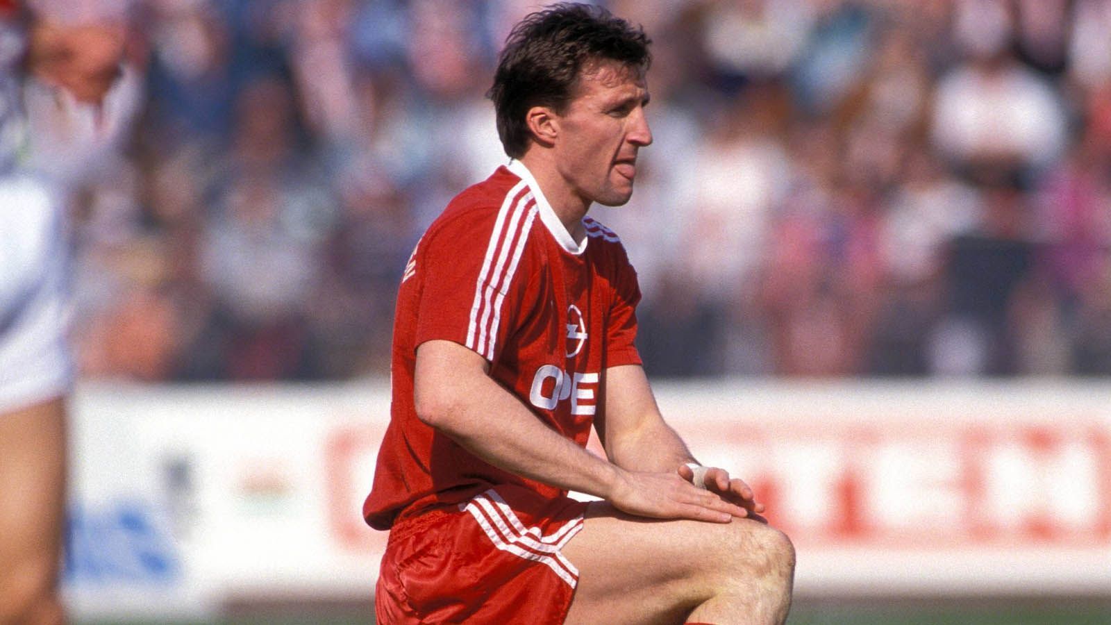 
                <strong>Alan McInally</strong><br>
                1989 zahlte der FC Bayern für "Mic & Mac" mehr als fünf Millionen Mark. Und Alan McInally und Radmilo Mihajlovic legten los wie die Feuerwehr. Beide schossen bei ihrem Debüt den 1. FC Nürnberg zusammen ab. Doch danach ging es ebenso schnell wieder bergab. McInally kam in drei Jahren auf 56 Pflichtspiele und 14 Tore.
              