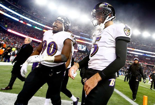 
                <strong>Pernell Mcphee (li.)</strong><br>
                Linebacker Pernell Mcphee steht Quarterback Joe Flacco (re.) nicht mehr zur Verfügung. Er verlässt die Baltimore Ravens in Richtung Chicago Bears und erhält dort für fünf Jahre 40 Millionen Dollar.
              