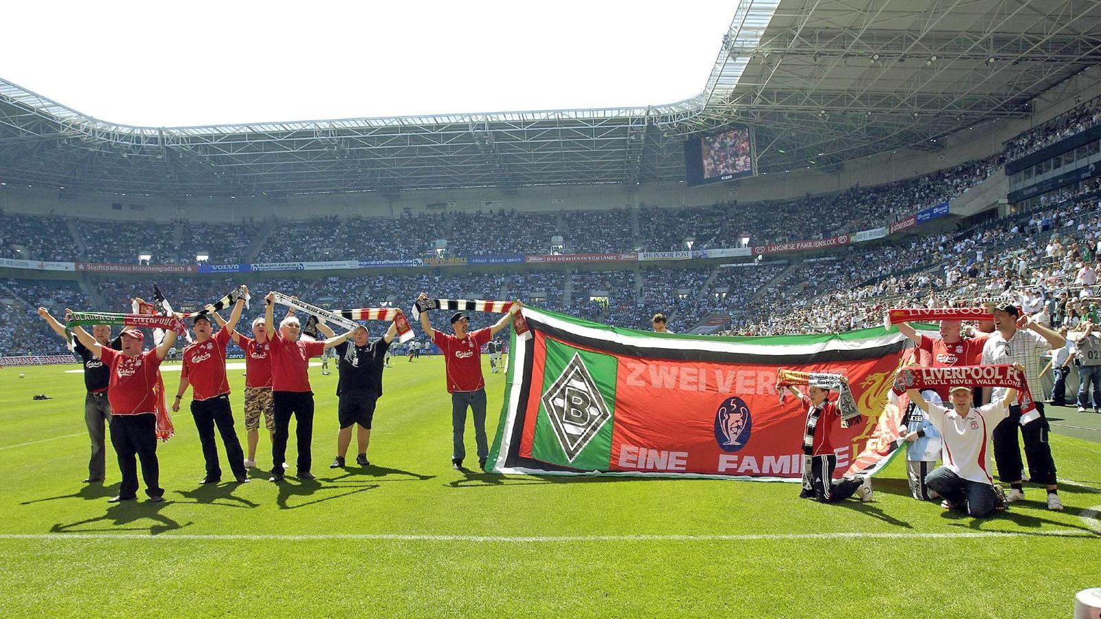 
                <strong>Borussia Mönchengladbach & FC Liverpool</strong><br>
                Die Fanfreundschaft zwischen den Gladbachern und dem FC Liverpool hat ihren Ursprung in den 70er und entstand durch intensive Duelle im Europapokal (1977 und 1978). Besonders gestärkt wurde die Freundschaft aber, als Borussia-Fans 1991 eine große Spende für die Hinterbliebenen der Hillsborough-Katastrophe von 1989 sammelten. Seitdem statten Liverpooler Fans mindestens einmal jährlich den Gladbachern bei einem Heimspiel einen Besuch ab. Und auch Anhänger der Fohlen reisen gerne in der Bundesliga-Winterpause zu einer Partie an die Anfield Road. Wie tief die Verbindung ist, macht auch die Musikauswahl im Reds-Stadion deutlich. Bei der Champions-League-Partie gegen Porto zuletzt lief in der Halbzeit über die Stadionlautsprecher der Song "Die Elf vom Niederrhein", die Vereinshymne der Gladbacher.
              