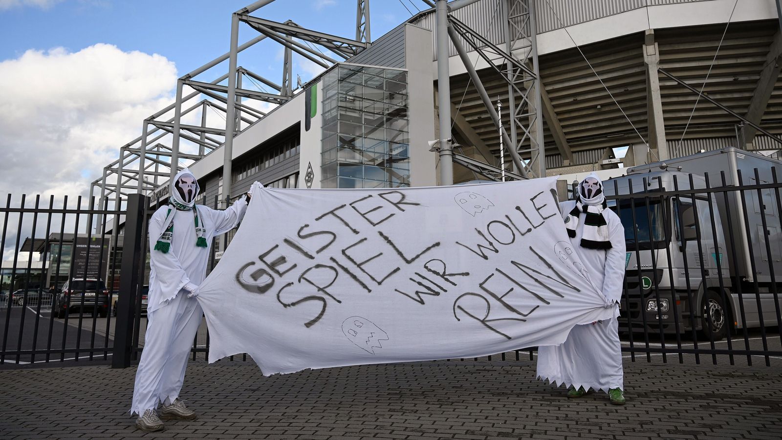 
                <strong>So feiern die Gladbach-Fans den Derbysieg gegen Köln</strong><br>
                Die Fans wollten rein, durften aber nicht. Das Derby zwischen Borussia Mönchengladbach und dem 1. FC Köln fand ohne Fans statt. Wegen des Coronavirus mussten die Anhänger beider Lager draußen bleiben. Doch vor dem Stadion gab es dennoch Party und keine Geisterspiel-Atmosphäre. ran.de zeigt, wie der Gladbacher Anhang den Derbysieg feierte.
              