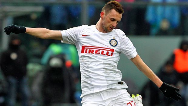 
                <strong>Marcelo Brozovic (Inter Mailand)</strong><br>
                Marcelo Brozovic: Und noch einmal Inter Mailand. Der kroatische Nationalspieler ist bislang von Dinamo Zagreb ausgeliehen, wird 2016 von den Mailändern gekauft. Fünf Millionen Euro muss Inter dafür angeblich nach Kroatien überweisen.
              