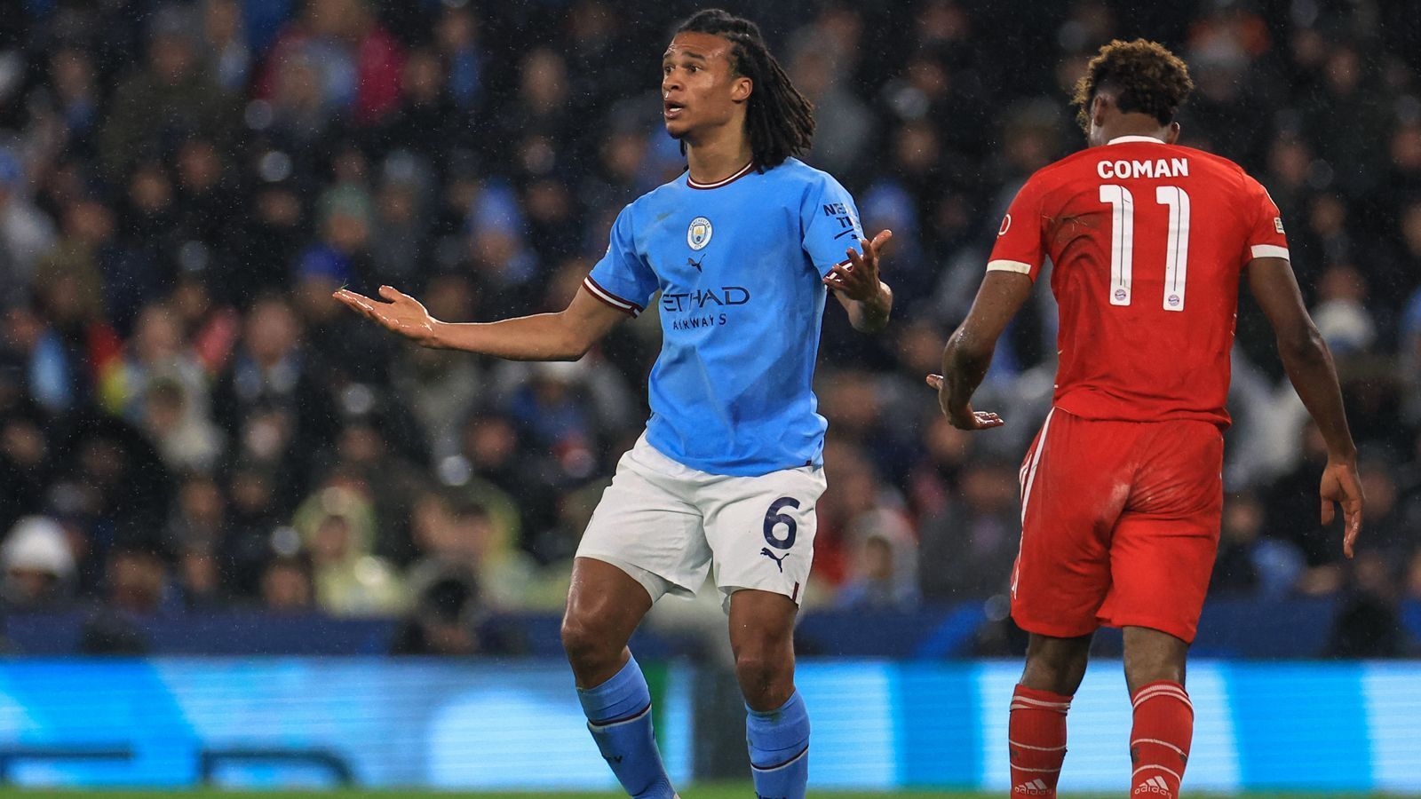 
                <strong>Nathan Ake (Manchester City)</strong><br>
                Macht seine Seite links hinten dicht. Lässt Coman keine Chance, reagiert nicht auf die Täuschungsmanöver des Franzosen, sondern bleibt mit den Augen auf dem Ball. Klärt nach der Pause einen Kopfball von De Ligt im Strafraum. Insgesamt mit einer starken Leistung. ran-Note: 2
              