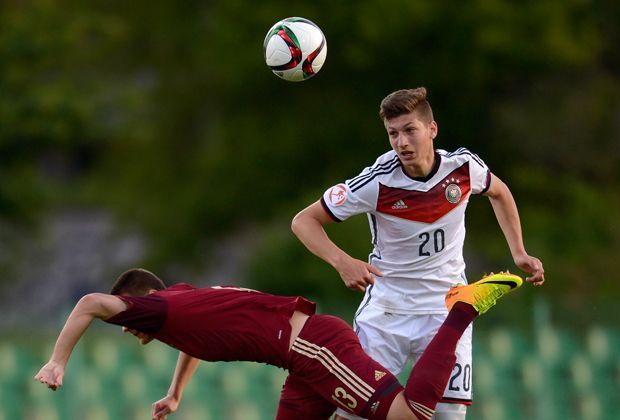 
                <strong>Verteidigung: Daniel Nesseler</strong><br>
                Vier Mal kam Daniel Nesseler von Bayer Leverkusen bis zum Finale über die ganzen 80 Minuten zum Einsatz. In der Innenverteidigung des Deutschen Teams, ist der 17-Jährige gesetzt, da er mit einem guten Auge und Stärken im Spielaufbau zu beeindrucken weiß.
              
