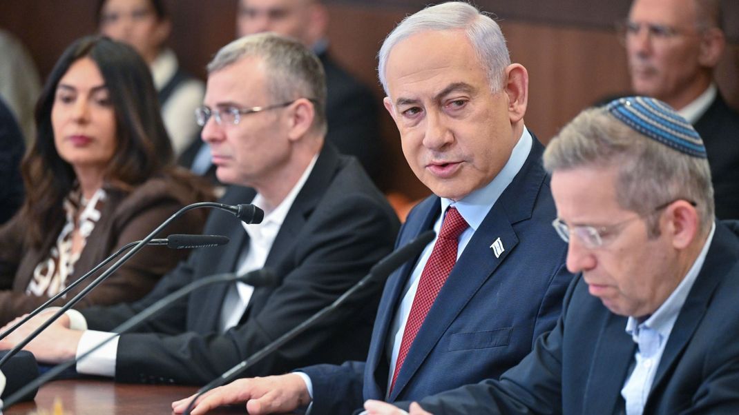 Benjamin Netanjahu (2.v.r), Ministerpräsident von Israel