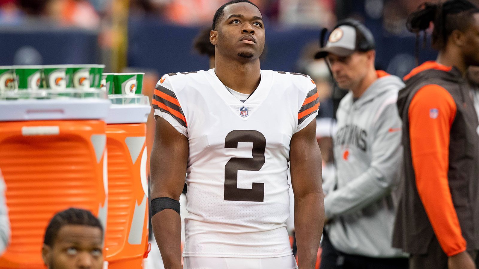 
                <strong>Cleveland Browns - Amari Cooper</strong><br>
                Vor einem Jahr tradeten die Dallas Cowboys Amari Coopers teuren Vertrag zu den Cleveland Browns. In Cleveland absolvierte der Wide Receiver zwar zum ersten Mal seit 2019 eine komplette Saison als Starter, fing aber auch nur 59,1 Prozent seiner Bälle. Mit einem restlichen Cap Hit von mehr als 47 Millionen Dollar über die kommenden zwei Spielzeiten könnte das zu wenig gewesen sein.&#x2022; Vor dem 1. Juni<br/><br>&#x2022; Nach dem 1. Juni<br/><br>
              