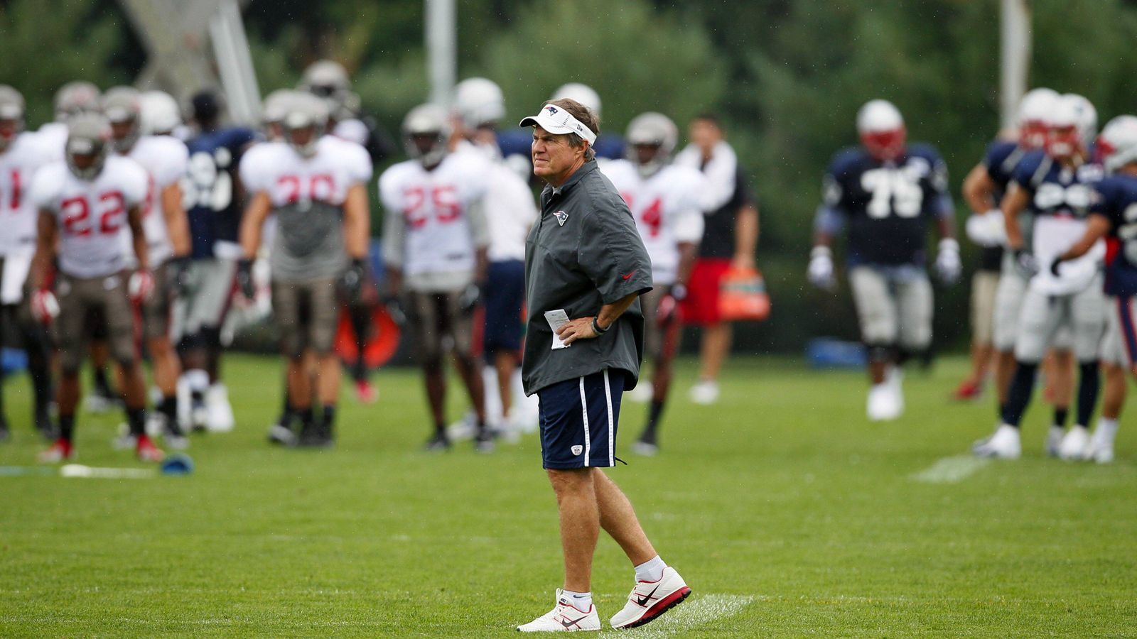 
                <strong>Die Practice-Squad-Strategie von Bill Belichick</strong><br>
                Die NFL Saison 2020 bringt neue Regelungen für den Practice Squad mit sich. 16 Spieler darf die Trainingsgruppe neuerdings enthalten (siehe ran-Story: Wegen Corona: So funktioniert das Practice Squad in der Saison 2020). Doch welche Spielertypen sind überhaut für den Practice Squard geeignet? Worauf ist bei der Zusammenstellung zu achten? Bill Belichick, der Trainer der New England Patriots, sprach in einer Pressekonferenz offen über seine Practice-Squad-Strategie. ran.de fasst seine Erläuterungen zusammen.
              