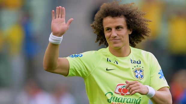 
                <strong>David Luiz (Brasilien)</strong><br>
                Seine Tränen gingen um die Welt! Nach dem 1:7-Debakel Brasiliens im WM-Halbfinale 2014 heulte David Luiz und bat seine Landsleute um Vergebung für die Schmach. Von den danach folgenden Nationaltrainern wurde der Defensivspieler offenbar als Sündenbock ausgemacht, denn seit der WM 2014 spielt er in der "Selecao" kaum mehr eine Rolle. So durfte der 30-Jährige in der überzeugenden WM-Qualifikation für die Endrunde 2018 nie ran, tauchte zuletzt auch nicht auf der Liste der vermeintlich gesetzten Spieler von Nationaltrainer Tite auf. Bei Chelsea steht David Luiz nach einem Disput mit Trainer Antonio Conte zudem auf dem Abstellgleis, wodurch eine WM-Teilnahme noch unwahrscheinlicher wird.
              