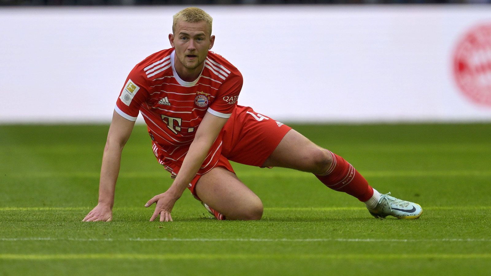 
                <strong>Matthijs de Ligt </strong><br>
                Lässt sich in der Anfangsphase von Niederlechner düpieren, danach aber weitgehend sicher. Köpft zweimal nach Kimmich-Ecke übers Tor (50., 56.). ran-Note: 3
              