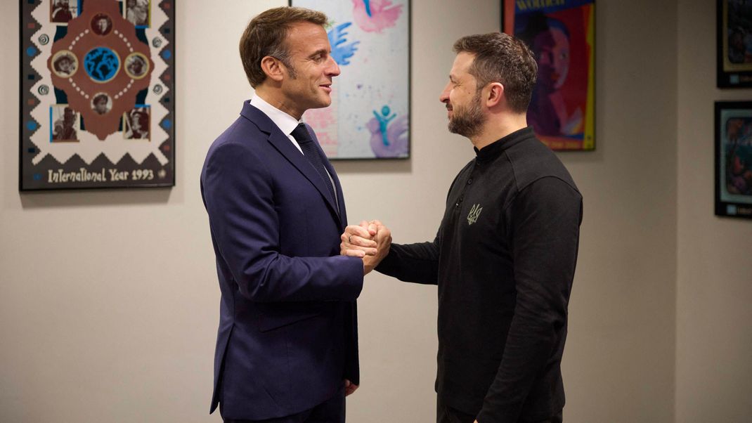 Der französische Präsident Emmanuel Macron (l.) und der ukrainische Präsident Wolodymyr Selenskyj.