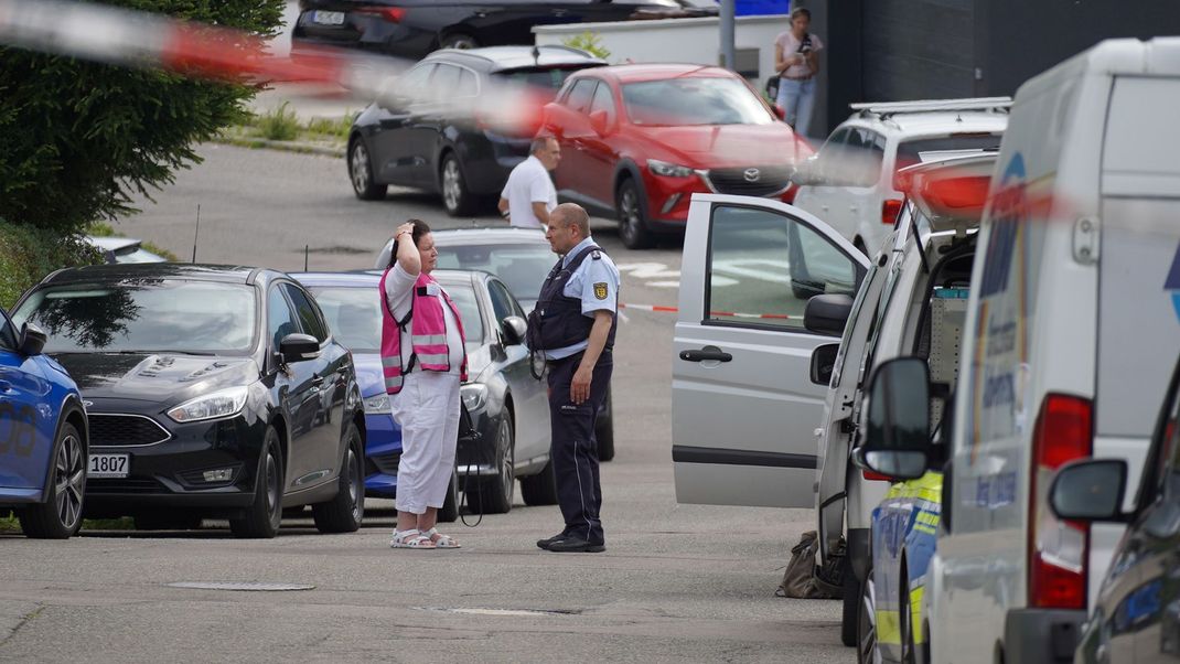 Ein Großaufgebot der Polizei rückte nach einem Notruf in Albstadt an und fand drei Leichen.