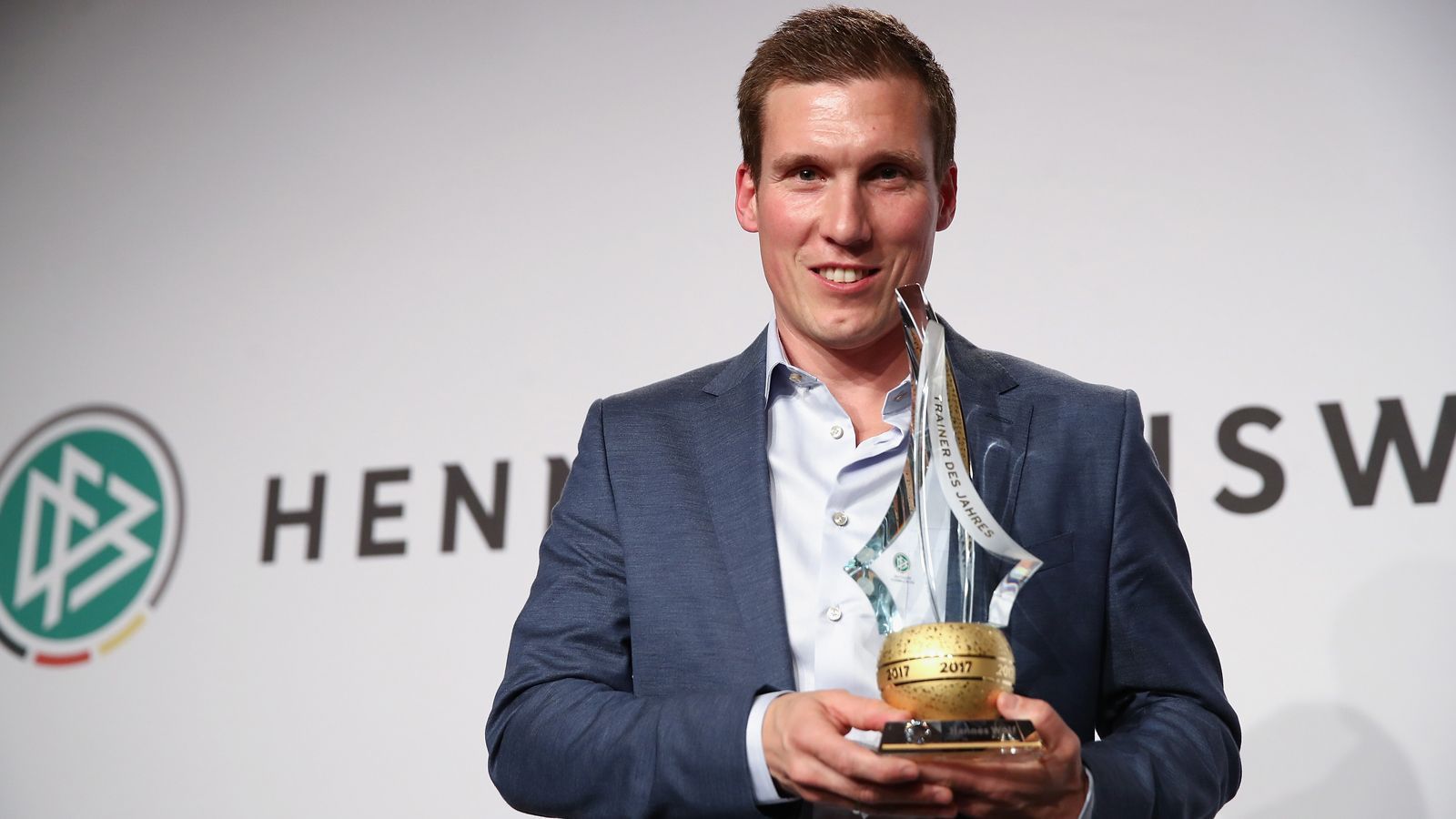 
                <strong>Hannes Wolf (2017)</strong><br>
                Als Hannes Wolf den Trainerpreis des deutschen Fußballs für 2017 erhielt, war der heutige HSV-Coach schon längst nicht mehr im Nachwuchs aktiv. Zu diesem Zeitpunkt hatte Wolf mit dem VfB Stuttgart die direkte Rückkehr in die Bundesliga geschafft. Ausgezeichnet wurde der heute 37-Jährige allerdings vor allem für seine Leistungen als Trainer im Dortmunder Nachwuchs. In den Jahren 2014 und 2015 wurde Wolf mit den B-Junioren Deutscher Meister, 2016 dann mit den A-Junioren. "Es ist fantastisch. Das ist eine Anerkennung für unsere Arbeit in den vergangenen Jahren. Ich freue mich riesig, dass das auch von offizieller Seite gewürdigt wird. Wichtig ist mir in diesem Zusammenhang aber auch, dass ein Trainer niemals alleine erfolgreich sein kann. Das geht nur im Team. Und ich hatte immer starke Wegbegleiter an meiner Seite", erklärte Wolf.
              