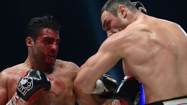 
                <strong>Vitali Klitschko vs. Manuel Charr (2012)</strong><br>
                Vitali Klitschko vs. Manuel Charr (2012): Charr galt in Moskau als klarer Außenseiter. Dass er überhaupt eine WM-Chance erhielt, war zumindest umstritten. Und Charr war dem Weltmeister von Beginn an gnadenlos unterlegen. In Runde vier brach der Ringarzt den Kampf wegen einer stark blutenden Wunde am Auge ab. Charr wollte die Niederlage nicht wahrhaben, legte im Anschlus sogar Protest ein. Selbstverständlich vergeblich.
              