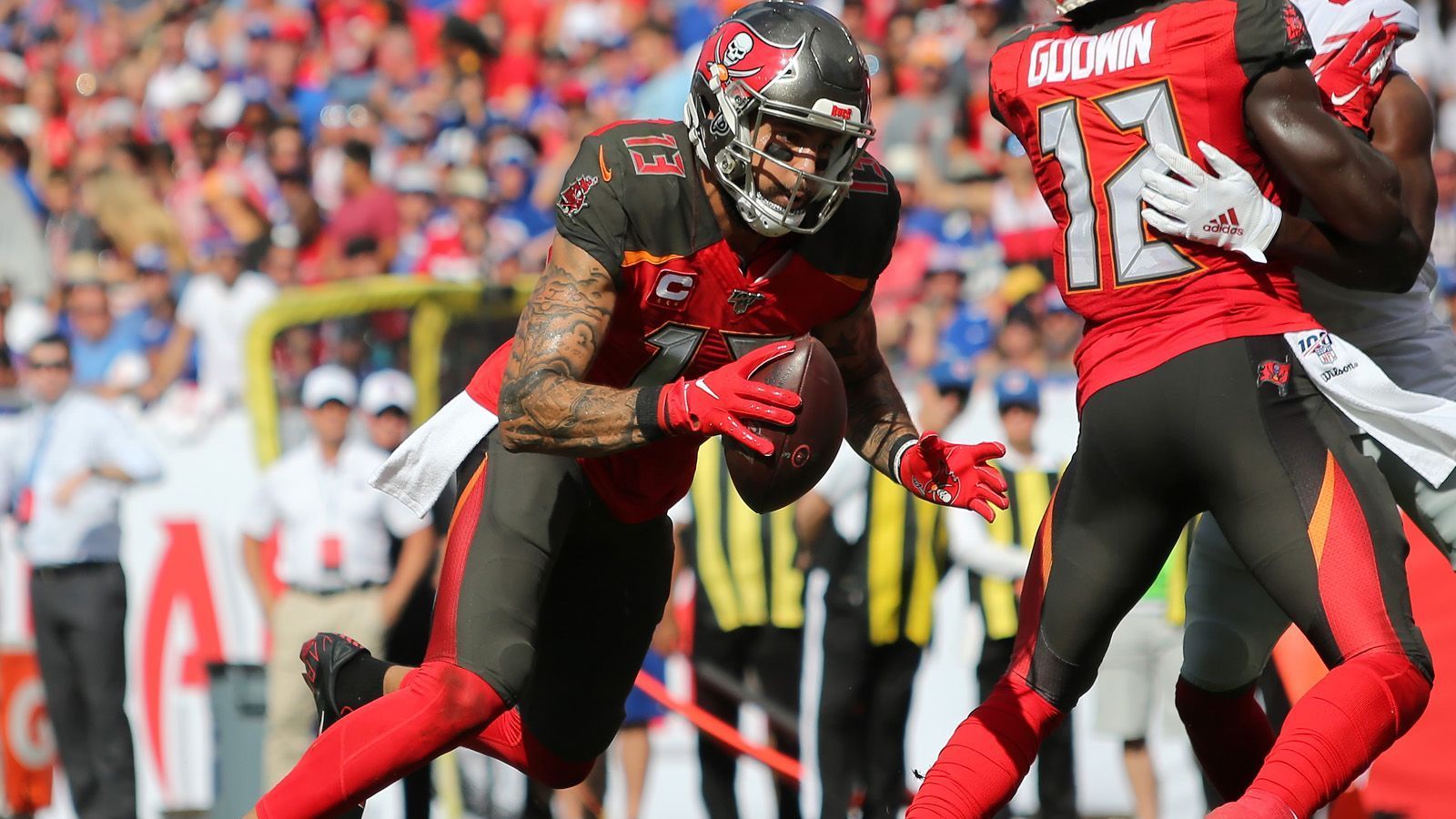 
                <strong>Wide Receiver: Mike Evans</strong><br>
                Auch Mike Evans' Leistung bei der 31:32-Niederlage seiner Tampa Bay Buccaneers gegen die New York Giants lässt sich sehen: Der Wide Receiver konnte drei Touchdown-Pässe fangen. Insgesamt machte er acht Catches für 190 Yards. Gesamtpunktzahl: 37
              
