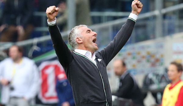
                <strong>Hannover 96 - FC Augsburg 2:1</strong><br>
                Wie sich die Bilder gleichen: Wieder einmal darf Hannovers Trainer Mirko Slomka nach einem Schlusspfiff im 96-Stadion beide Fäuste in den Himmel recken. So kann es für die Gastgeber weitergehen
              