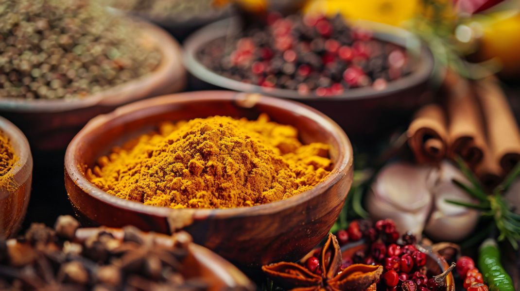 Gewürze wie Zimt, Koriander und Kreuzkümmel aus der Garam-Masala-Mischung beweisen den aromatischen Reichtum der indischen Küche.