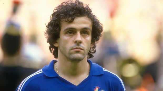 
                <strong>Mittelfeld: Michel Platini</strong><br>
                Mittelfeld - Michel Platini: Der ehemalige UEFA-Präsident Michel Platini war 1984 der gefeierte Mann. Neun Tore erzielte er in fünf EM-Spielen und verhalf Frankreich so zum Erfolg bei der EM im eigenen Land.
              