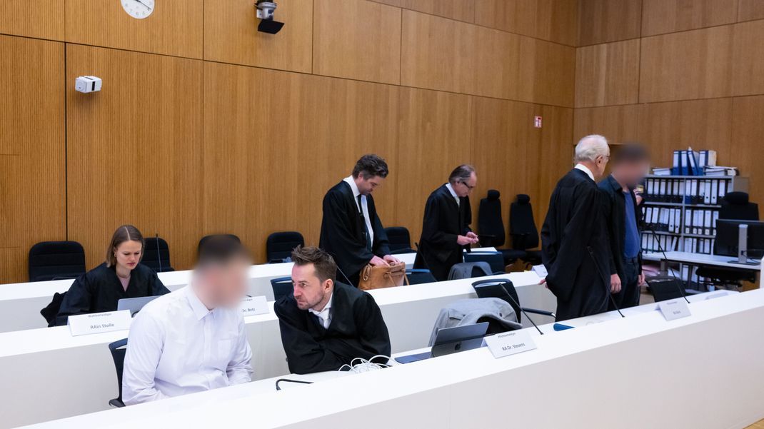 Die zwei wegen Mordes angeklagten Männer  vor Beginn der Verhandlung im Hochsicherheitsgerichtssaal vom Landgericht München II.
