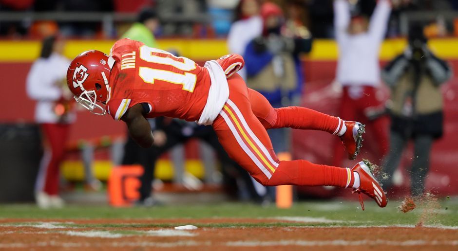 
                <strong>Platz 3: Kansas City Chiefs (10:3 / Vorwoche: 6)</strong><br>
                Das Duell um die Division-Führung in der AFC West konnten die Kansas City Chiefs gegen die Oakland Raiders mit 21:13 für sich entscheiden. Mann des Spiels war Wide Receiver Tyreek Hill: Zwei Touchdowns, darunter ein 78-Yards-Punt-Return-TD. Damit ist er der erste Rookie in der NFL-Geschichte, dem ein Touchdown per Catch, Run, Kickoff und Punt-Return gelingt. Durch den Sieg stehen die Chiefs nun an Position zwei in der AFC, hinter den New England Patriots. 
              