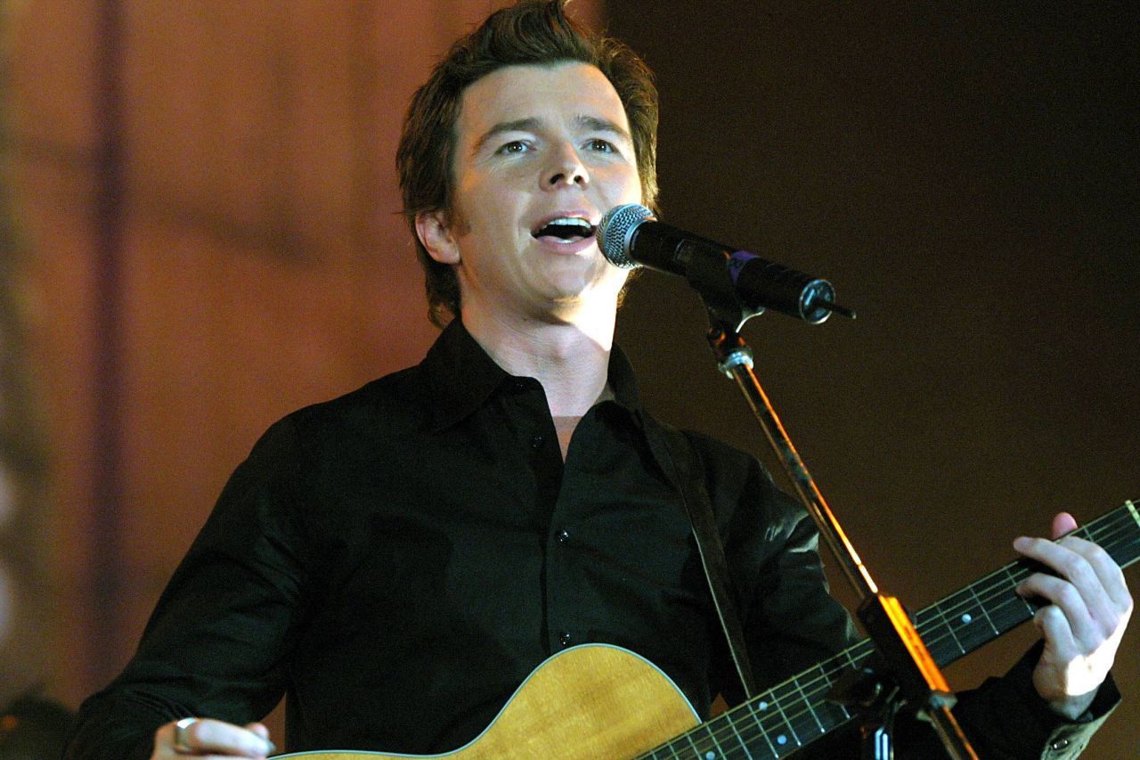 Na, das ist ja fast schon ein zeitloser Style: Rick Astley singt 2001 im Alter von 35 Jahren bei einer Charity-Veranstaltung.