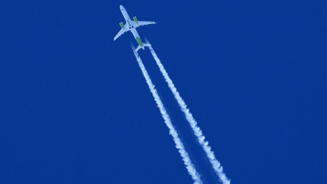 Kondensstreifen sollen eine deutlich höhere Klimawirkung als das reine CO<sub>2</sub> aus Abgasen haben. Es wäre ein Leichtes, dies abzustellen.