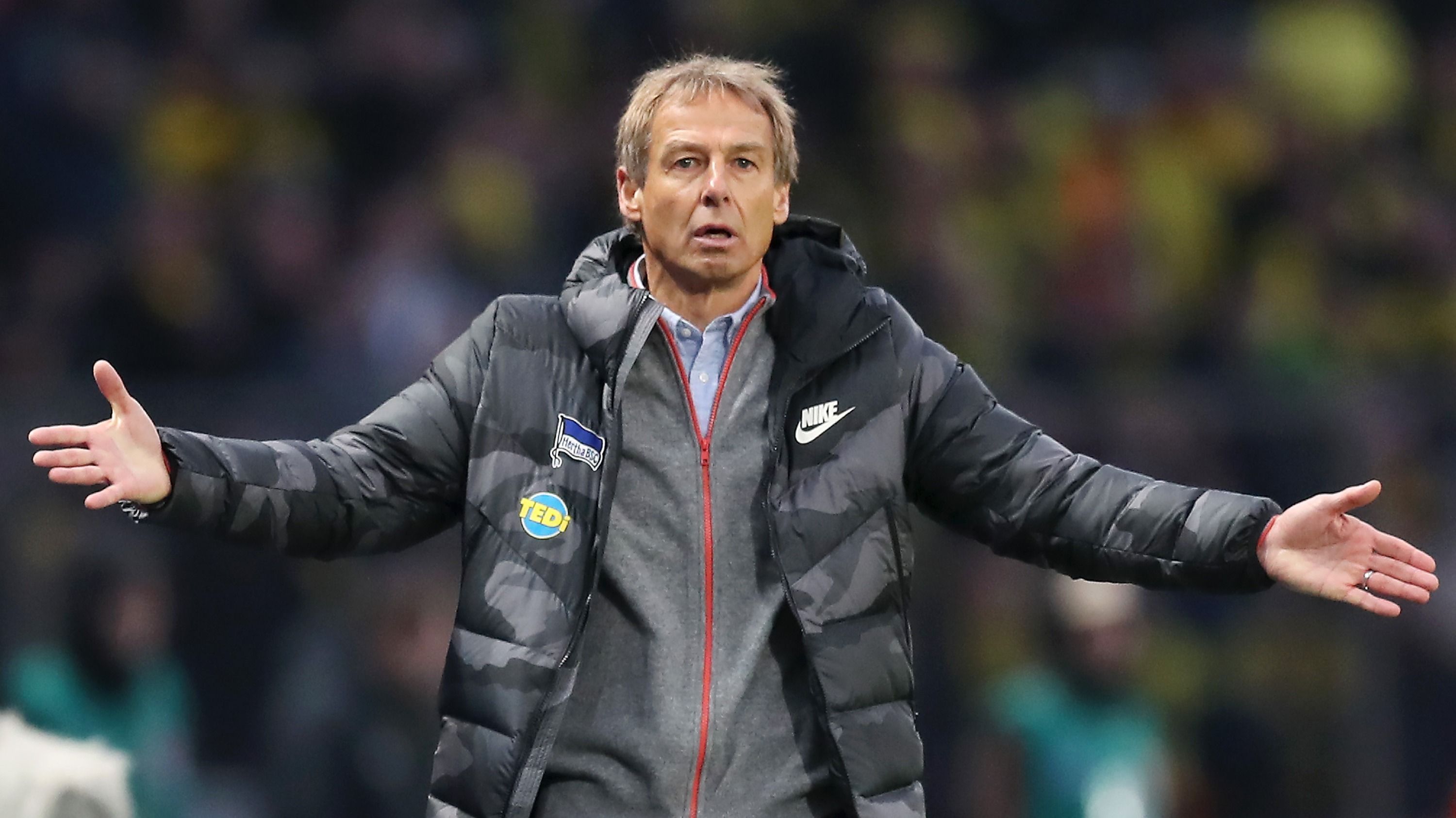 
                <strong>Erster Schock für den Hertha-Trainer</strong><br>
                In der 15. Minute dann der Schock: Jadon Sancho trifft zum 1:0 für den BVB. So hat sich Klinsmann sicher nicht den Start in seine erste Bundesliga-Partie als Hertha-Coach vorgestellt - sein Gesichtsausdruck spricht Bände.
              