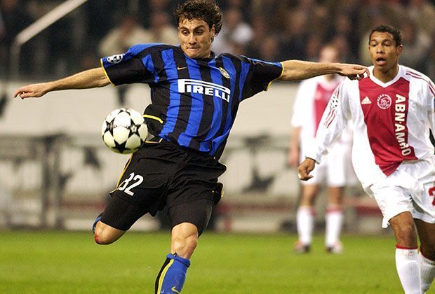 
                <strong>Cristian Vieri: Von Inter zum AC Mailand</strong><br>
                Cristian Vieri: Von Inter zum AC Mailand. 1999 wechselt Vieri für 45 Millionen Euro zu Inter. Trotz über 100 Toren für Mailand bespitzelt Inter 2005 seinen Torjäger aufgrund dessen vermeintlich frivolen Lebensstils. Vieris Rache folgt prompt: Er unterschreibt kurz darauf beim Lokalrivalen AC.
              