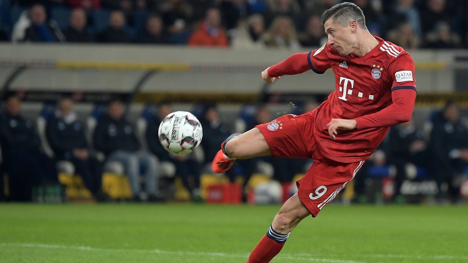 
                <strong>Robert Lewandowski</strong><br>
                Sorgt eigentlich permanent für Torgefahr und zeigt absoluten Willen. Bereitet auch das 1:0 durch Goretzka durch, indem Baumann seinen Schuss nur abprallen lassen kann. Seine eigene Chancenverwertung lässt jedoch zu wünschen übrig - bis zur 87 Minute. Mit dem 3:1 krönt er eine starke Leistung. ran-Note 2
              