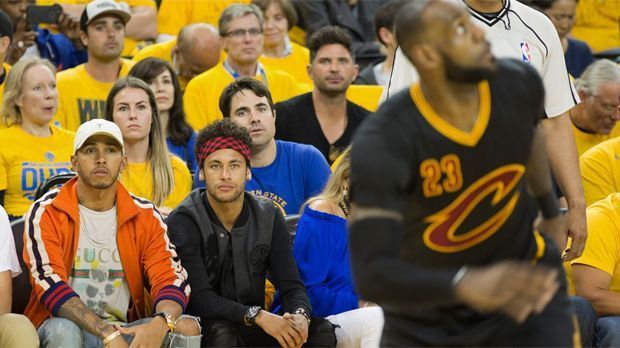 
                <strong>Warum sollte der FC Barcelona Neymar verkaufen?</strong><br>
                Die Klasse Neymars ist unbestritten, als unangefochtener Anführer der Mannschaft hat er sich aber in Barcelona noch keinen Namen gemacht. Im Gegenteil: Barca soll das Playboy-Leben des Brasilianers, sein Jetset-Lifestyle mit Stars wie Lewis Hamilton oder Justin Bieber mehr und mehr auf den Geist gehen. Angeblich wurde Neymar bereits gewarnt, nicht so zu "enden" wie Ronaldinho, der Partys irgendwann attraktiver als tägliches Training fand.
              
