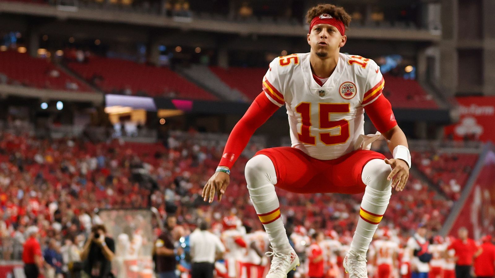 
                <strong>Mahomes macht Mahomes-Zeug</strong><br>
                Ekstase auch in Kansas City. Komplett unbeeindruckt von der Super-Bowl-Niederlage, zündet Patrick Mahomes ein 17 Spiele umfassendes Feuerwerk. Weil ihn normale Pässe mit seinem rechten Arm nur noch langweilen, wirft der Chiefs-Chef nun pausenlos mit geschlossenen Augen, links, aus dem Handstand oder nach doppeltem Radüberschlag und macht es sich zur Gewohnheit, vor dem Wurf erst einmal 50 Yards mit dem Football zur Seitenlinie zu laufen und sich einen Schluck Gatorade zu gönnen.
              