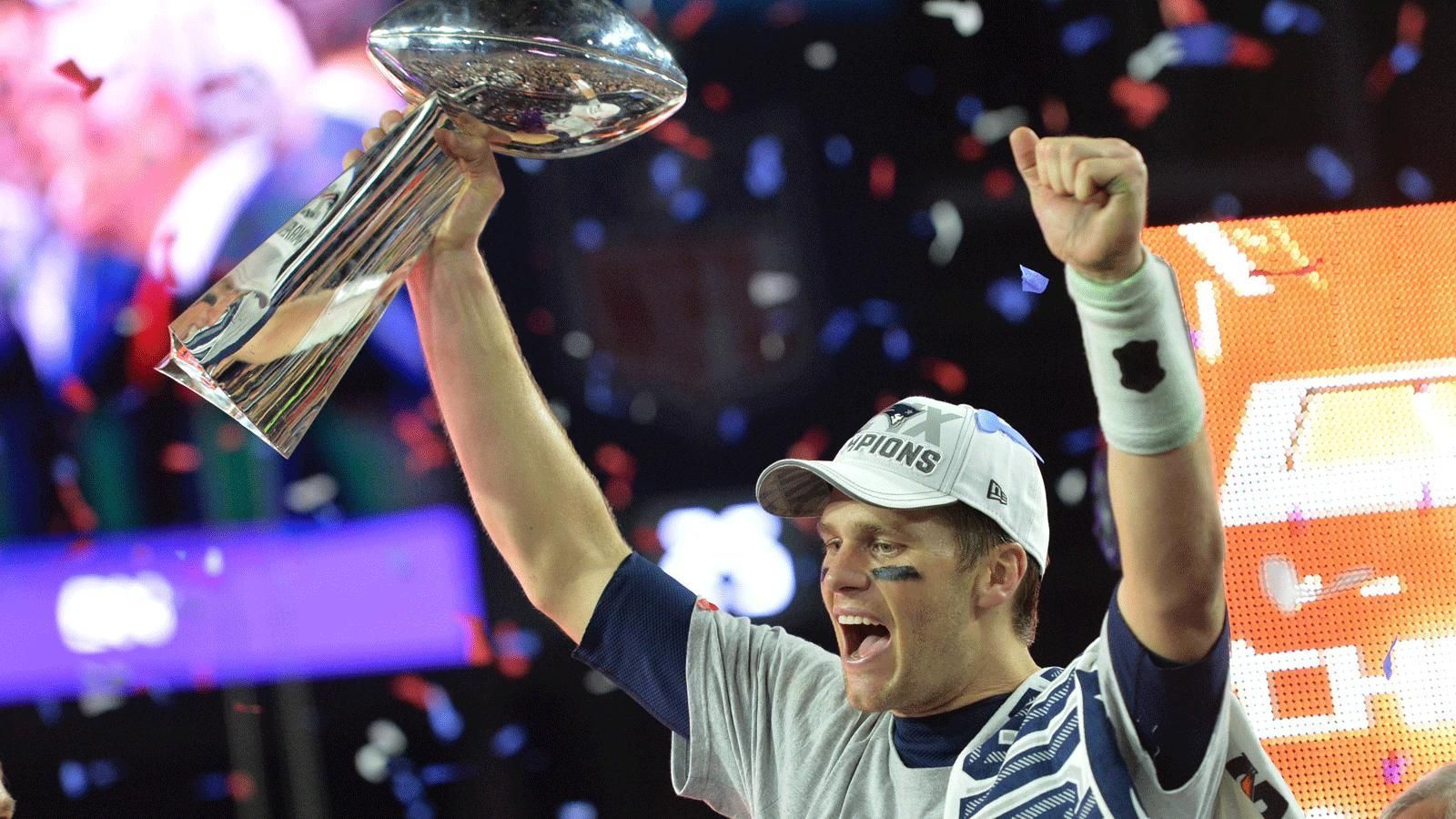 
                <strong>Erfolge</strong><br>
                Tom Brady stand mit den New England Patriots neun Mal im Super Bowl und entschied sechs dieser Finalspiele für sich. In seiner Debütsaison bei den Tampa Bay Buccaneers gewann er seinen siebten Titel. Aaron Rodgers erreichte mit den Green Bay Packers lediglich einmal das Spiel um die Vince Lombardi Trophy, gewann dieses in der Saison 2010 allerdings auch. Trotzdem ist Brady klar im Vorteil - 1:0 für Brady
              