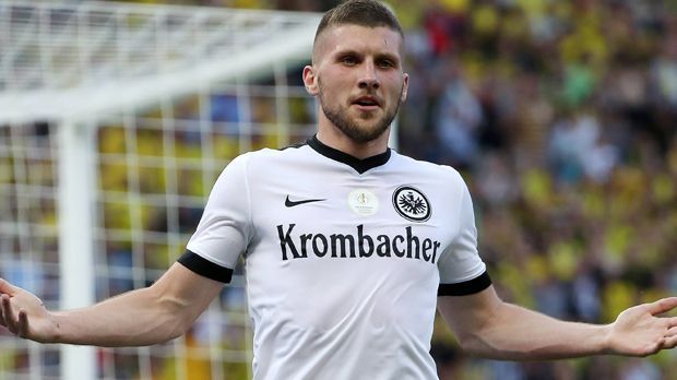 
                <strong>Ante Rebic (Eintracht Frankfurt, Ausleihe mit Kaufoption)</strong><br>
                Ein bisschen Glück, ein gutes Timing, und fertig ist das lukrative Leihgeschäft. Und das mit einem alten Bekannten. Trainer Niko Kovac war sein kroatischer Landsmann trotz seiner Qualitäten zu sprunghaft. Hieß: Eintracht zog die Kaufoption über fünf Millionen Euro für den ausgeliehenen Rebic nicht, der musste in diesem Sommer zum AC Florenz zurück. Die Italiener haben jedoch keine Verwendung für den Stürmer. Hieß dann: Das ganze Paket wurde deutlich günstiger. Win-Win-Situation nennt man das wohl.
              