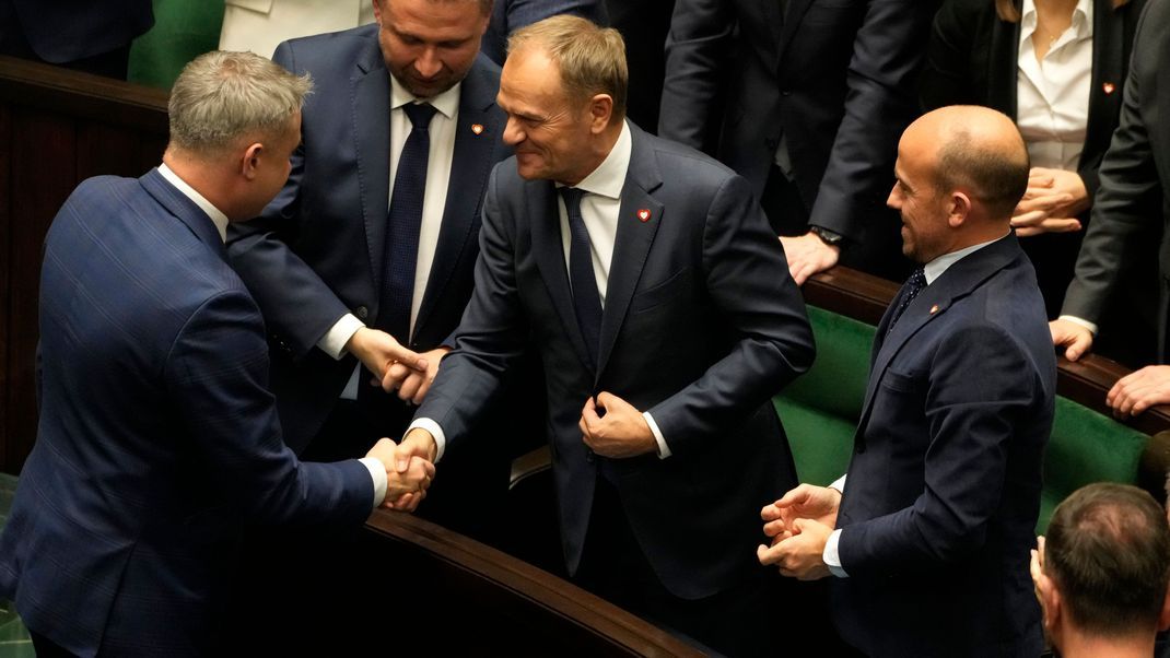 Donald Tusk wird in Warschau zur Wahl gratuliert.