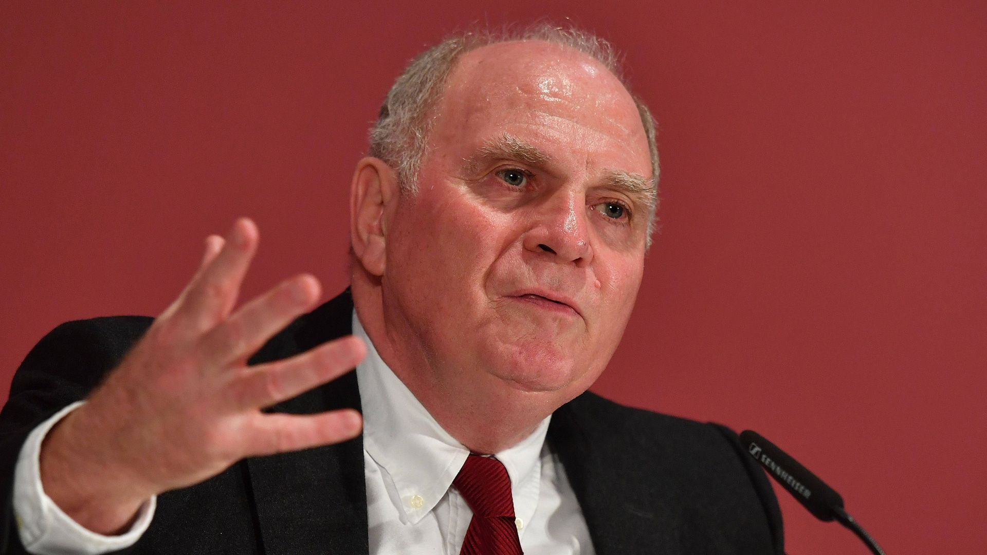 
                <strong>Uli Hoeneß (Ex-Präsident FC Bayern)</strong><br>
                "Ich werde jetzt nicht zweimal die Woche an die Säbener Straße fahren, um zu schauen, ob die Möbel noch da sind"(Ex-Präsident Uli Hoeneß in der Pressekonferenz nach der Jahreshauptversammlung des FC Bayern München)
              