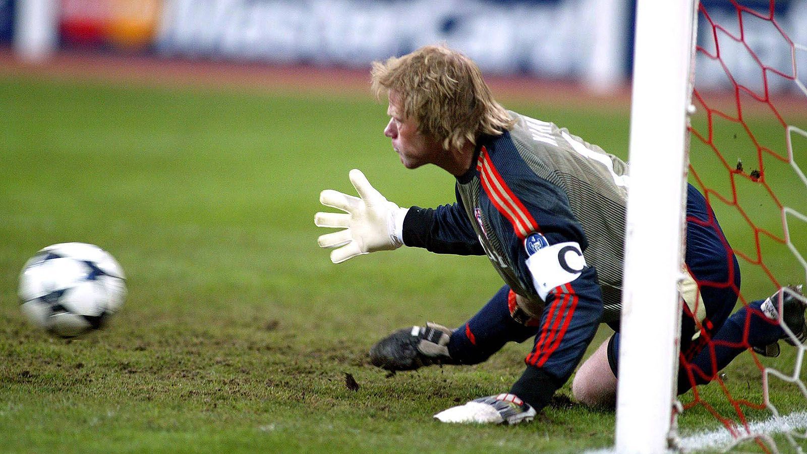 
                <strong>Oliver Kahn (FC Bayern) </strong><br>
                24. Februar 2004: Bayern München - Real Madrid (1:1)Und noch einmal Oliver Kahn. Im CL-Achtelfinal-Hinspiel unterlief dem Bayern-Keeper ein folgenschwerer Patzer. Nachdem Roy Makaay die Bayern in der 75. Minuten in Führung brachte, sorgte eine böser Schnitzer von Kahn für den Ausgleich der "Königlichen". In der 83. Minute zog Reals Roberto Carlos einen Freistoß aus 35 Metern Entfernung auf den Kasten der Bayern. Normalerweise eine sicherer Sache für Kahn. Doch an diesem Tag...
              