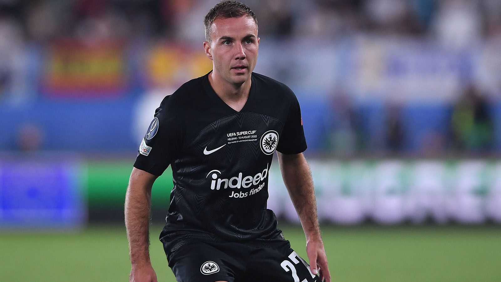 
                <strong>Eintracht Frankfurt</strong><br>
                Zugänge: Lucas Alario (Bayer 04 Leverkusen), Mario Götze (PSV Eindhoven), Kristijan Jakic (Dinamo Zagreb), Hrvoje Smolic (HNK Rijeka), Aurelio Buta (Royal Antwerpen), Jerome Onguene (RB Salzburg), Faride Alidou (Hamburger SV), Randal Kolo Muani ( FC Nantes), Marcel Wenig (Bayern München U19), Luca Pellegrini (Juventus Turin/Leihe), Junior Dina Ebimbe (PSG/Leihe), Nacho Ferri und Mehdi Loune (eigene Jugend)
              