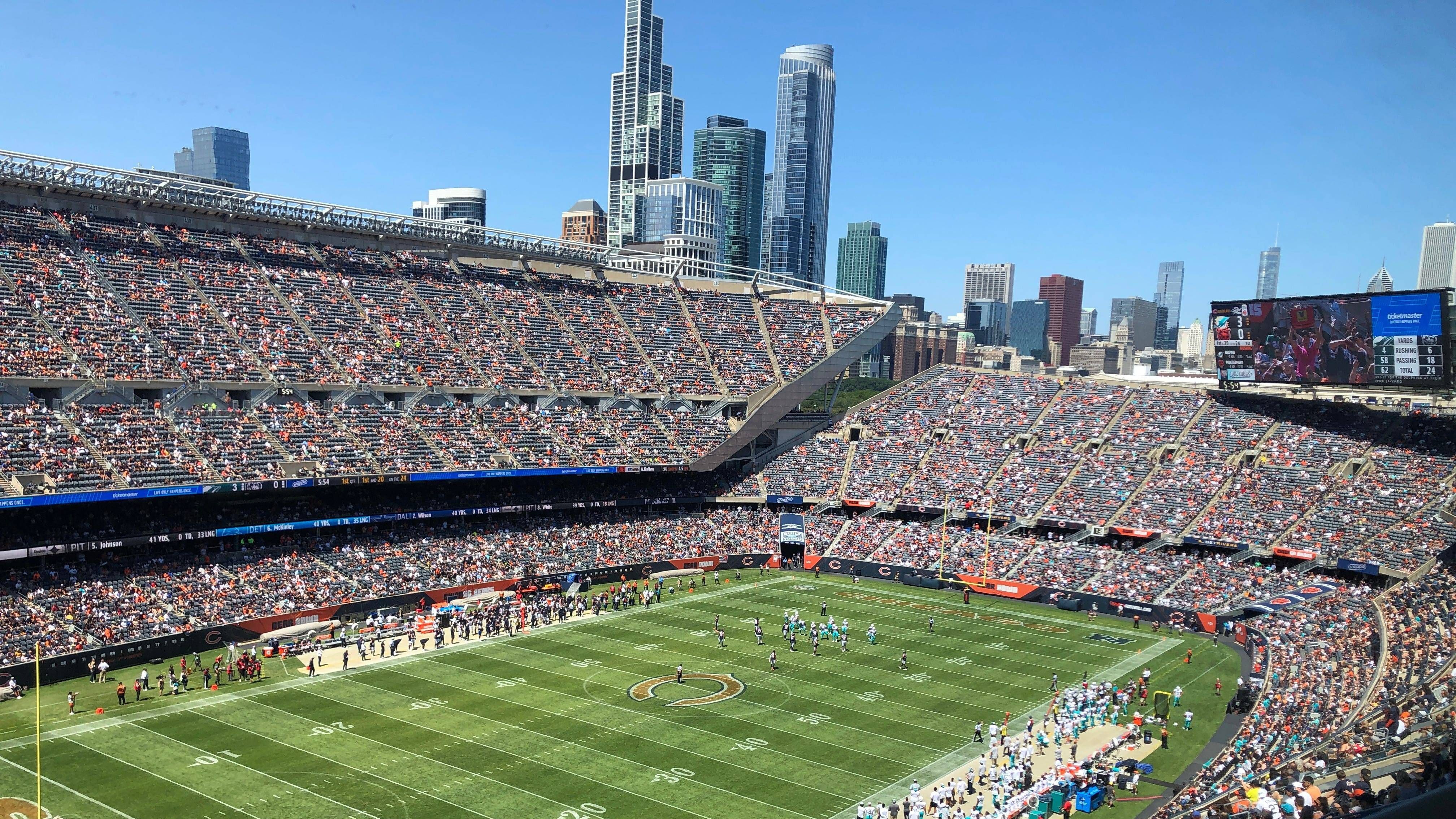 <strong>Chicago Bears: Soldier Field</strong><br> • Kapazität: 61.500 <br>• Eröffnung: Oktober 1924; Neueröffnung September 2003<br>• Kosten: 10 Millionen Dollar; Renovierungskosten 365 Millionen Dollar <br>• Eigentümer: Chicago Park District