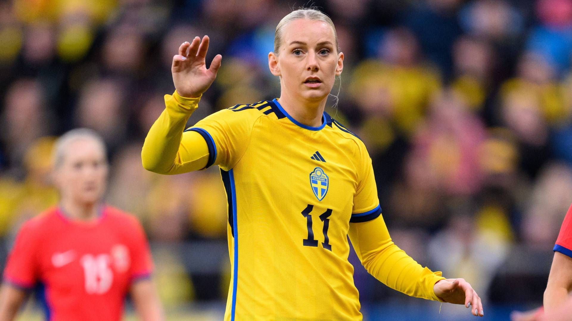 
                <strong>Schweden - Stina Blackstenius & Caroline Seger</strong><br>
                Ein weiteres hochinteressantes Duo in dieser Liste. Stina Blackstenius (Foto) hat eine starke Saison bei Arsenal hinter sich, in 39 Pflichtspielen kam sie auf 18 Tore. Caroline Seger ist Kapitänin und die mit Abstand erfahrenste Spielerin im Kader der Skandinavierinnen. Mit 235 Länderspielen ist sie derzeit die Europäerin mit den meisten Partien für ihr Land in der Geschichte des Fußballs. Da kommt selbst Cristiano Ronaldo nicht heran (200).
              