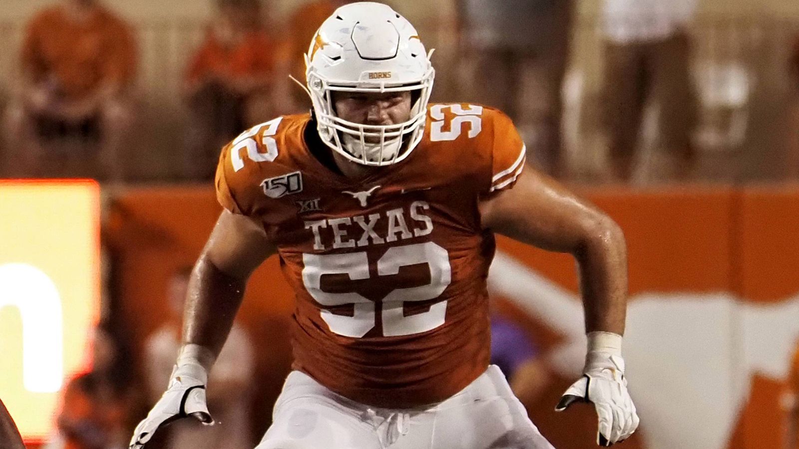 
                <strong>Samuel Cosmi (Offensive Tackle, Texas)</strong><br>
                Samuel Cosmi war bei den Texas Longhorns stets gesetzt, startete in seiner College-Laufbahn in 34 von insgesamt 35 Spielen. Der Offensive Tackle wurde nach der Saison 2020 in das First Team All-Big 12 gewählt. Mit seinen 140 Kilogramm Körpergewicht, die sich auf 2,01 Meter verteilen, ist er ein verhältnismäßig schlanker Offensive Liner. Cosmi ist sehr athletisch und kann seine lange Reichweite vor allem im Pass-Blocking gewinnbringend einsetzen.
              