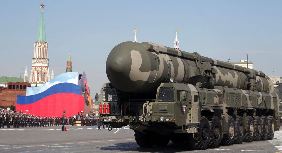 Eine strategische russische Atomrakete vom Typ Topol-M (Nato-Code\ SS-27 Sickle B) fährt bei der Militärparade zum Tag des Sieges über den Roten Platz. (Symbolbild)