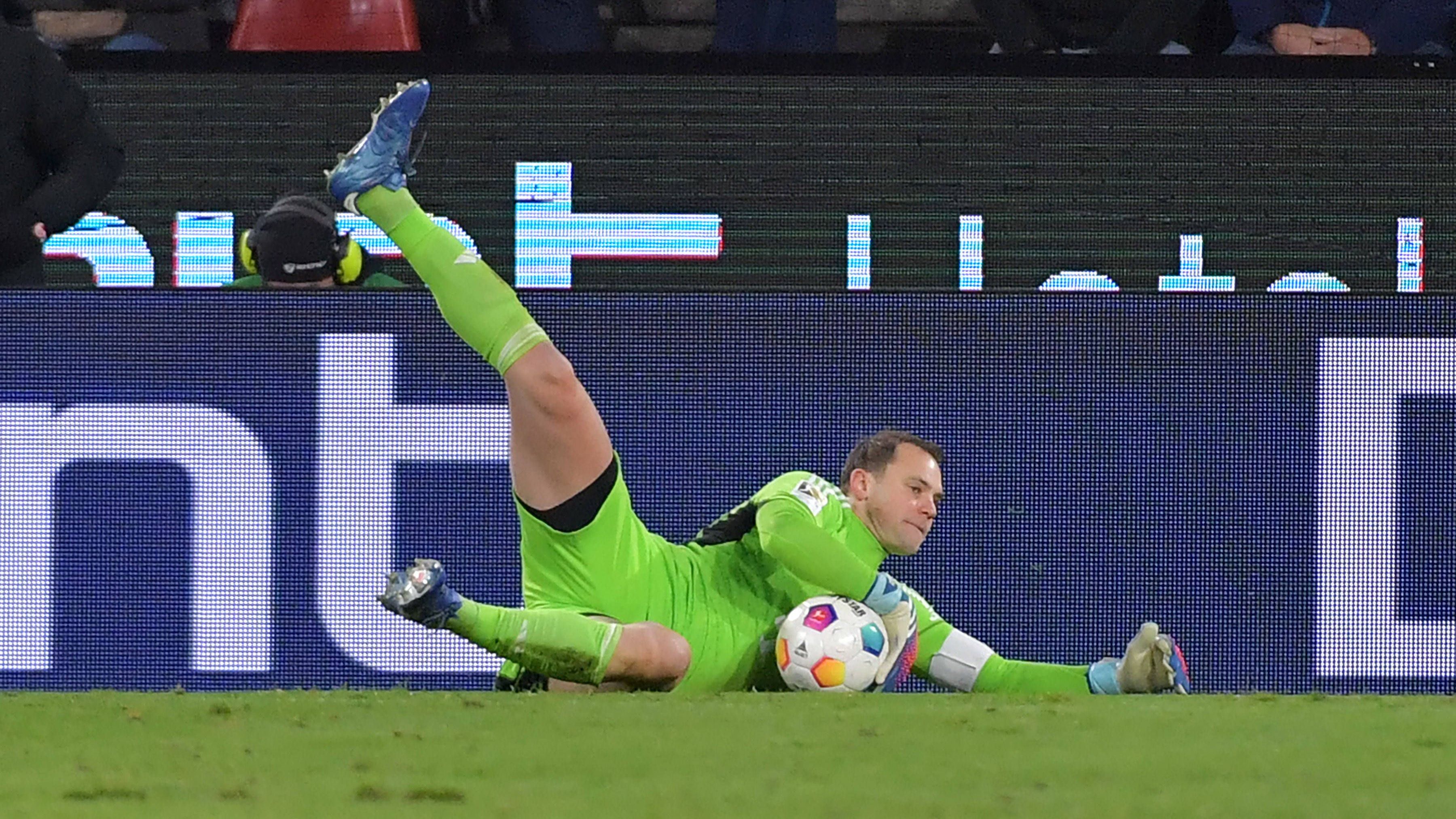 <strong>Manuel Neuer</strong><br>Hatte bis auf Spielaufbauaktionen wenig zu tun im ersten Durchgang. Dann beim Kopfball von Carstensen aber hellwach, verhindert so das 1:1. Muss nochmal eingreifen, indem er einen Konter in Neuer-Manier abläuft. <strong><em>ran</em>-Note: 3</strong>